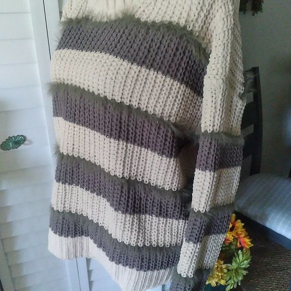 NWT Easel boxy Sweater with soft faux-fur accent along bold gray stripes. Sz. S - Picture 4 of 9